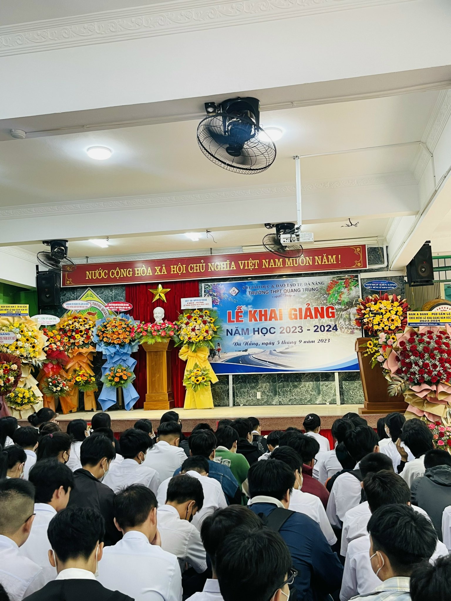 Thầy trò trường THPT Quang Trung tưng bừng khai giảng năm học mới